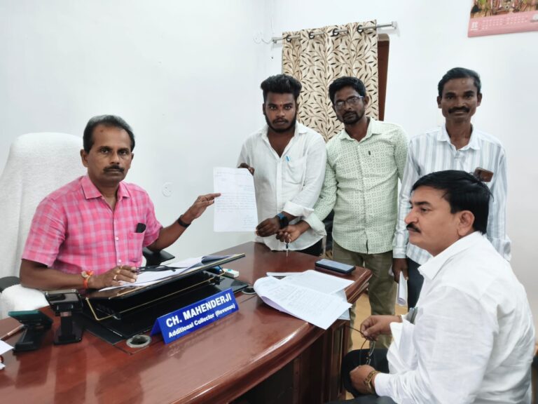 సబ్ కలెక్టర్ ను కలిసిన బారాస పార్టీ యూత్ నాయకులు 1007000981