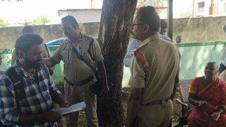 మనోహరబాద్ తహసిల్దార్ కార్యాలయం వద్ద ఉద్రిక్తత…