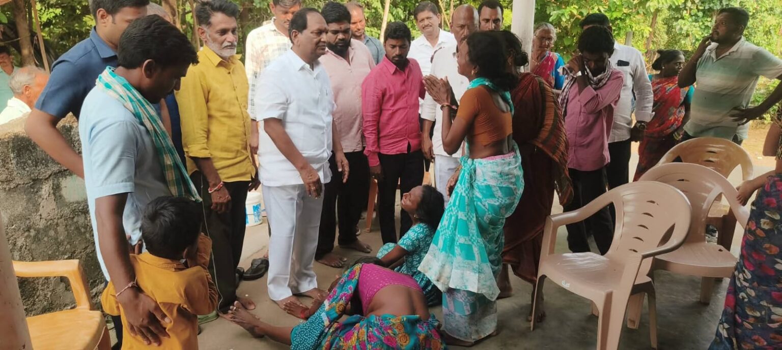 పలు మృతుల కుటుంబాలను పరామర్శించిన మాజీ మంత్రి కొప్పుల ఈశ్వర్ u714-1008096962