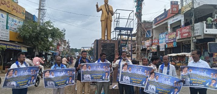 హుస్నాబాద్ పట్టణం అంబేద్కర్ చౌరస్తాలో ఈరోజు బీఎస్పీ పార్టీ ఆధ్వర్యంలో గోడ పోస్టర్ ఆవిష్కరణ u714-1008473609