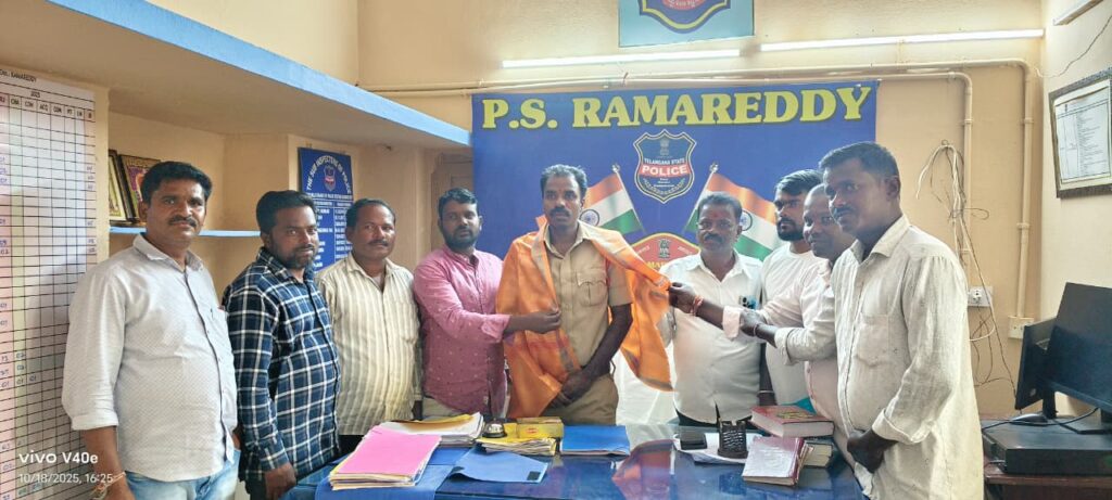 ఎస్సైని సన్మానించిన రామారెడ్డి ఆటో యూనియన్ u714-1016443804