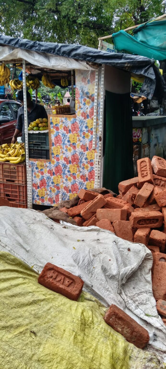 ఫుట్పాత్ పై అక్రమ వ్యాపారాలు చూసి చూడనట్టు వ్యవహరిస్తున్న u715-1004530244