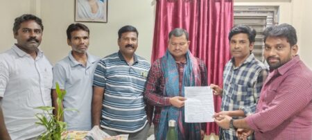 గ్రామ సమస్యలపై ఎమ్మెల్యే జారేకు పట్టభద్రుల వినతిపత్రం u715-1004532957