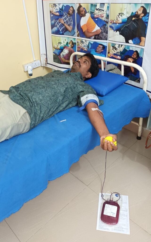 గర్భిణీ మహిళకు రక్తదానం చేసిన చీల గోపి u716-1000584307