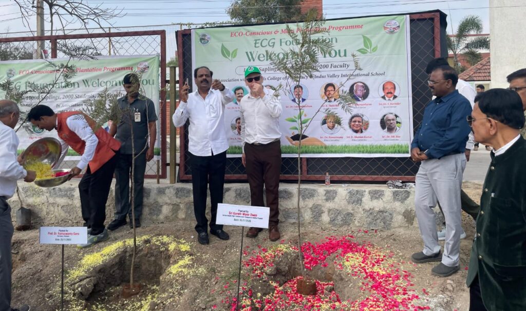 గ్రీన్ అవేర్ నెస్ మాస్ ప్లాంటేషన్ కార్యక్రమం విజయవంతం u715-1009527452