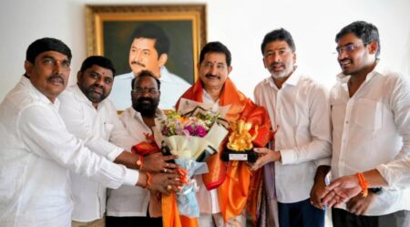 వేం నరేందర్ రెడ్డి జన్మదిన సందర్భంగా వారికి శాలువాలతో సన్మానించిన డి సి సి వర్కింగ్ ప్రెసిడెంట్ u1-1010570766