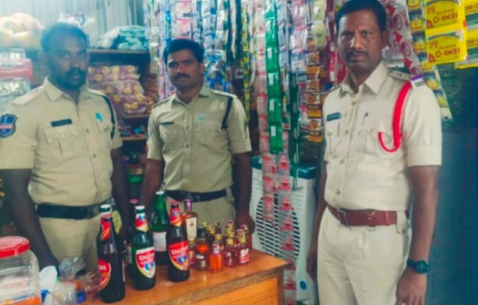 ఎన్నికల కోడ్ సందర్భంగా కిరాణా షాపు లో మద్యం సీజ్ కేసు నమోదు u714-1018657230