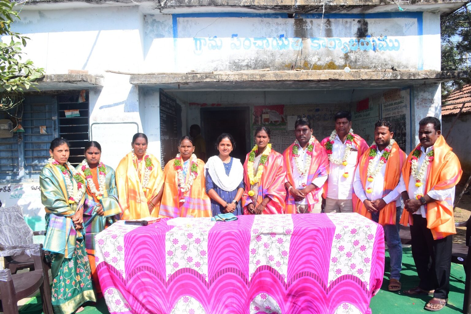 నూతన సర్పంచ్ గా ప్రమాణ స్వీకారం u715-1010383304