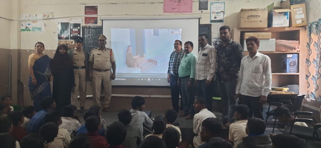 సింగూర్ సోసియల్ వెల్ఫేర్ కళాశాలలో పిల్లల రక్షణ మరియు భద్రత కార్యక్రమం u715-1010383778