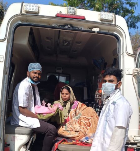 పుల్కల్ 108 అంబులెన్స్ వాహనంలో సాధారణ ప్రసవం 1011075918