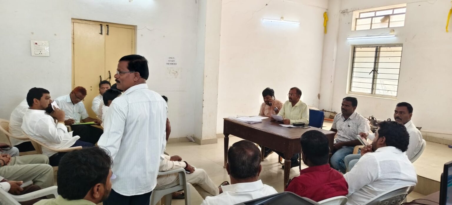 మున్సిపల్ ఎన్నికల పై ముందస్తు సమావేశం. :- కమిషనర్ రవీందర్ u714-1019905486