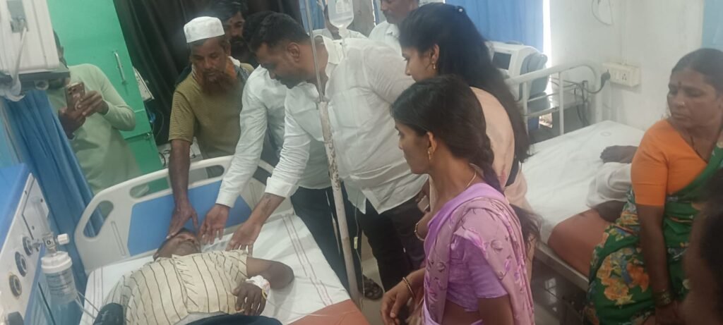 పాము కాటుకు గురైన మున్సిపల్ వాటర్‌మ్యాన్‌ను పరమార్చించిన చైర్‌పర్సన్ ఇప్ప ఉమారాణి