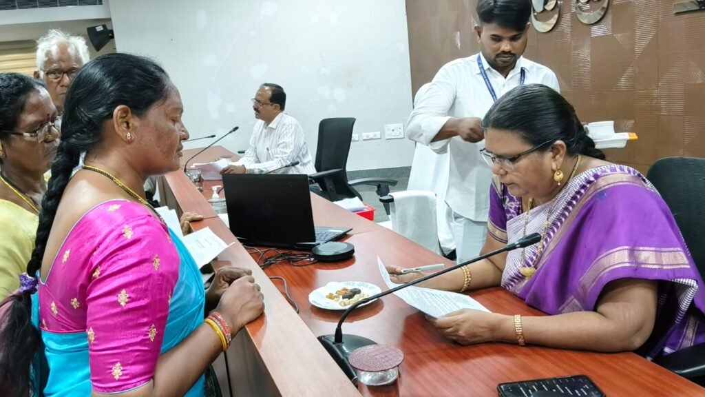 మణుగూరుప్రధాన రహదారిపై గుంతలను పూడ్చాలి