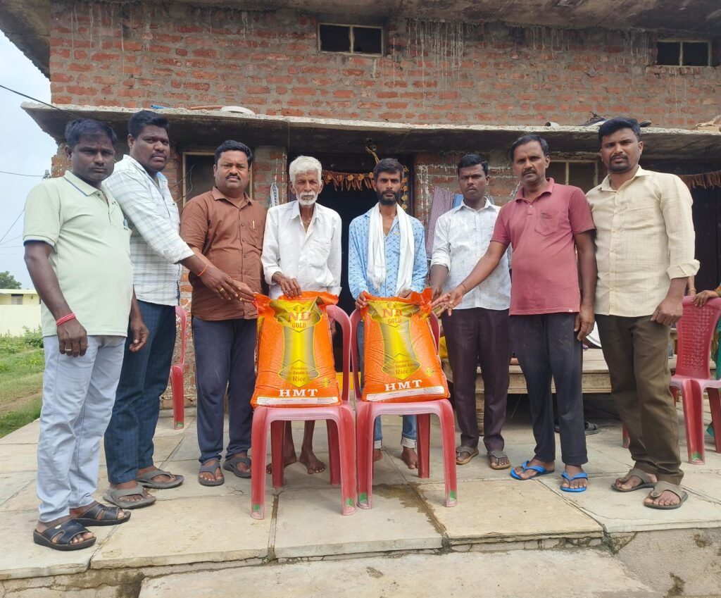 బాధిత కుటుంబానికి 50 కిలోల బియ్యం అందజేత