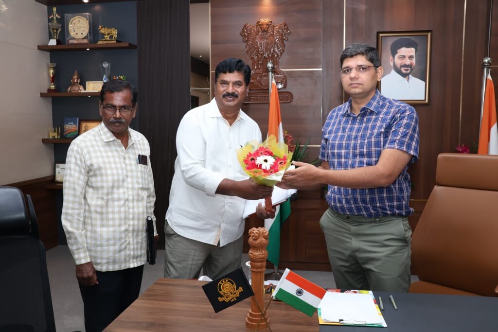 జిల్లా కలెక్టర్‌ను మర్యాదపూర్వకంగా కలిసిన (టి.జి.ఈ.డబ్ల్యూ.ఐ.డి.సి.) కార్యనిర్వాహక ఇంజనీర్ రవీందర్