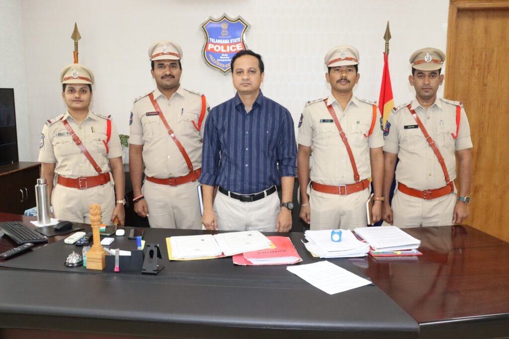 నూతన బాధ్యతలు స్వీకరించిన పోలీసు అధికారులకు ఎస్పీ అభినందనలు