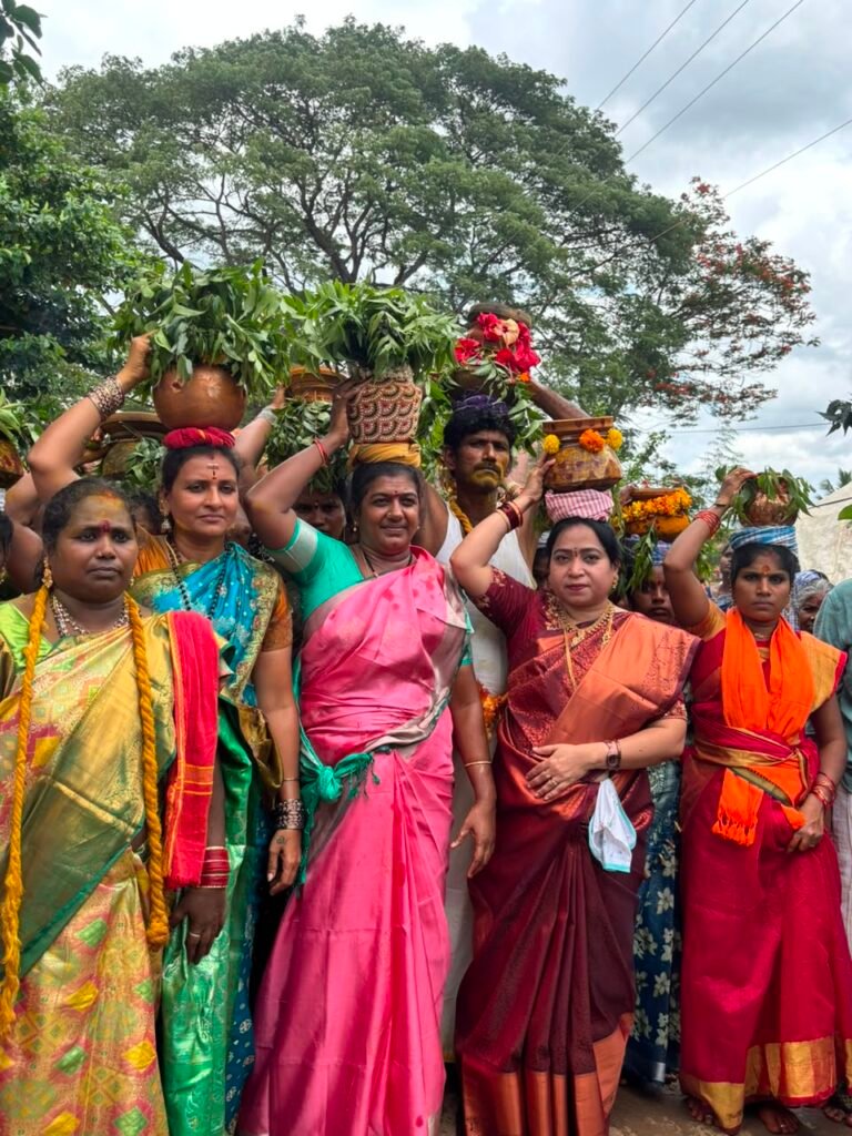 భక్తిశ్రద్ధలతో ఆషాడ బోనాలు