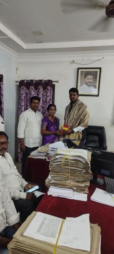 నూతనంగా బాధ్యతలు చేపట్టిన తాసిల్దారును మర్యాదపూర్వకంగా కలిసిన సర్పంచ్ దంపతులు