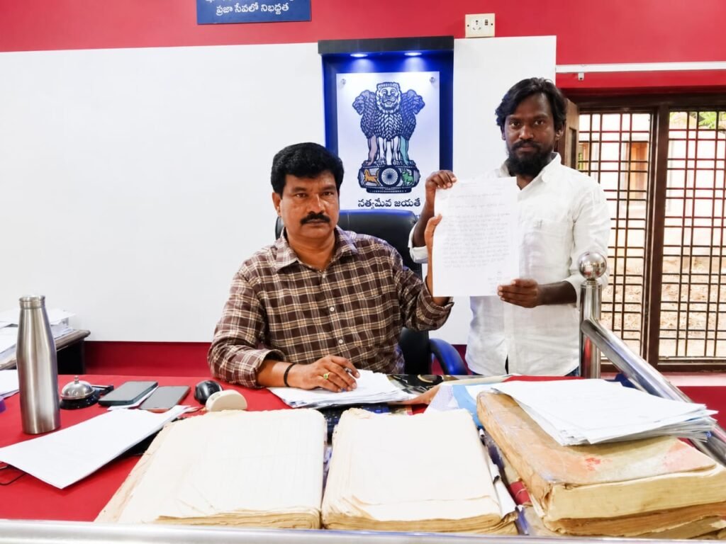 విద్యాశాఖ అధికారిపై తీవ్ర ఆరోపణలు తహసీల్దార్‌కు ఫిర్యాదు