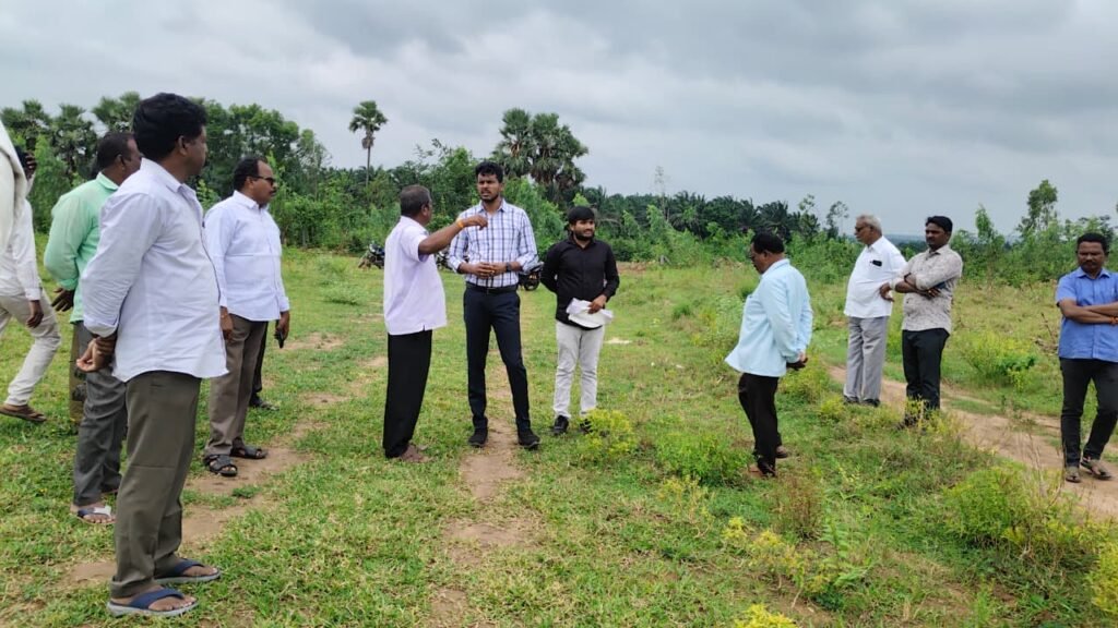 వివాదాస్పద భూములను క్షేత్రస్థాయిలో తహసిల్దార్ తనిఖీ