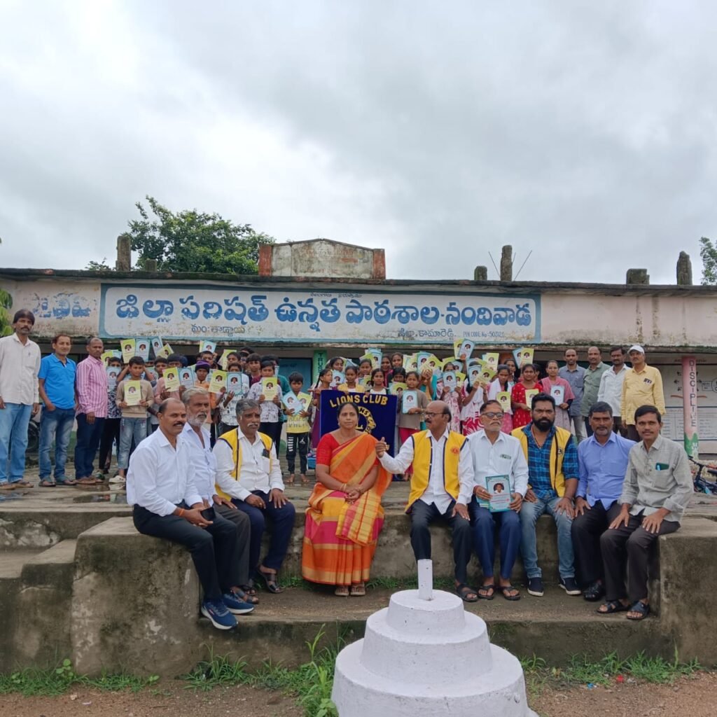 ఉచితంగా నోటు పుస్తకాల పంపిణీ