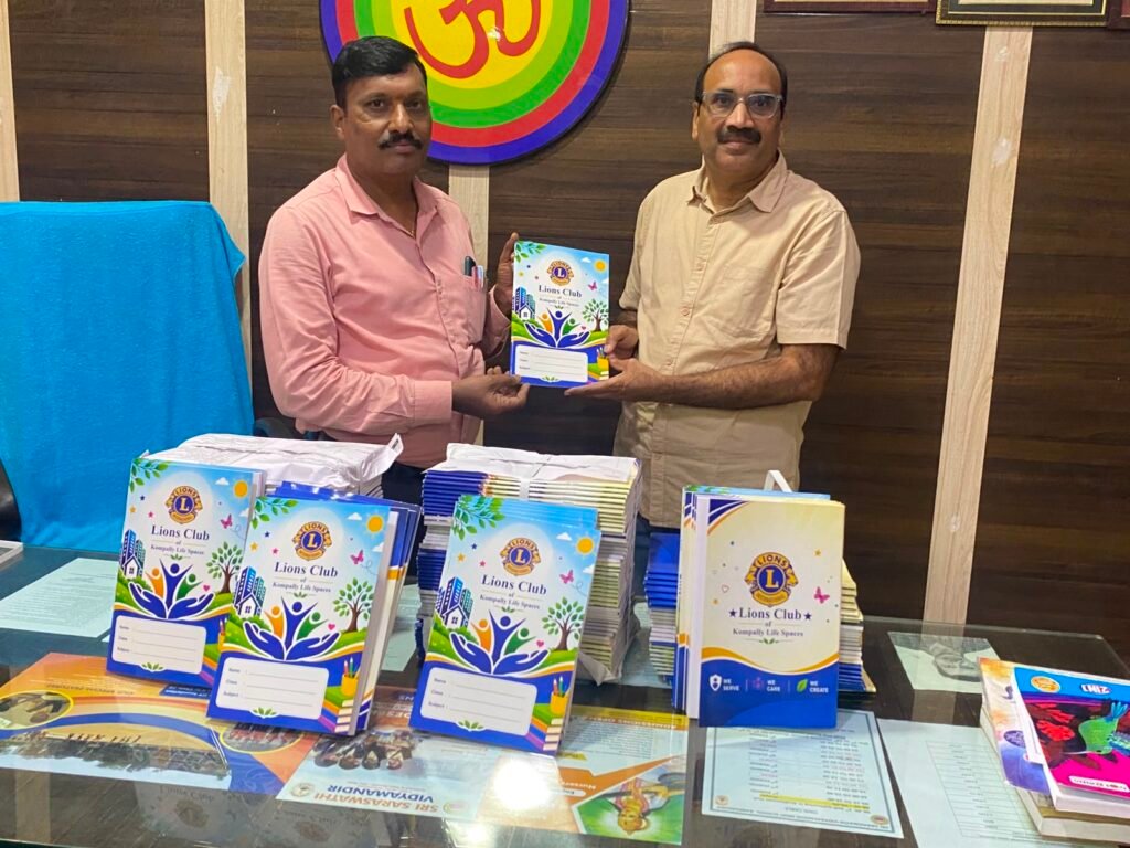 లయన్స్ క్లబ్ ఆధ్వర్యంలో నిరుపేద విద్యార్థులకు నోటు పుస్తకాల పంపిణీ