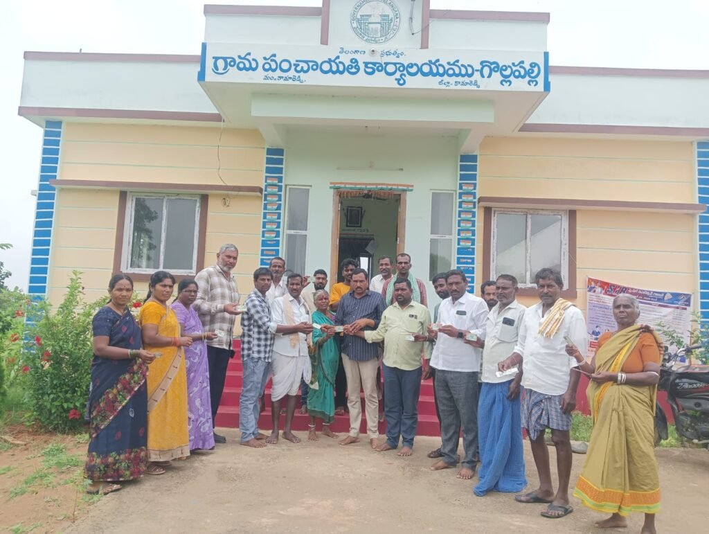 గొల్లపల్లిలో స్మార్ట్ రేషన్ కార్డుల పంపిణీ