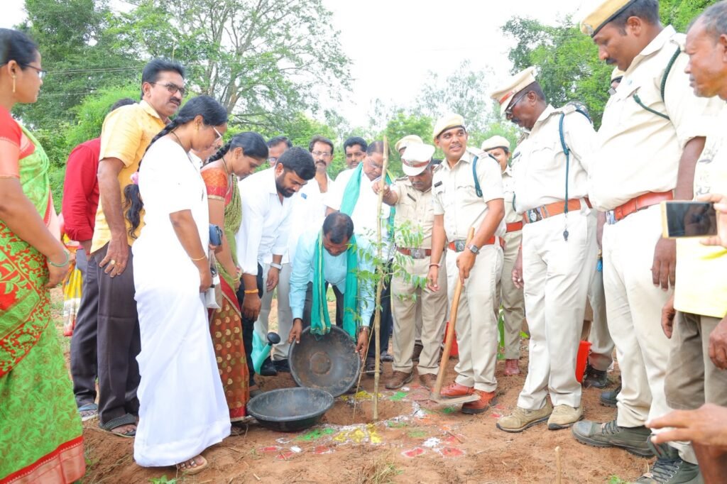 ఊట్లపల్లి లో. వనమహోత్సవకార్యక్రమం